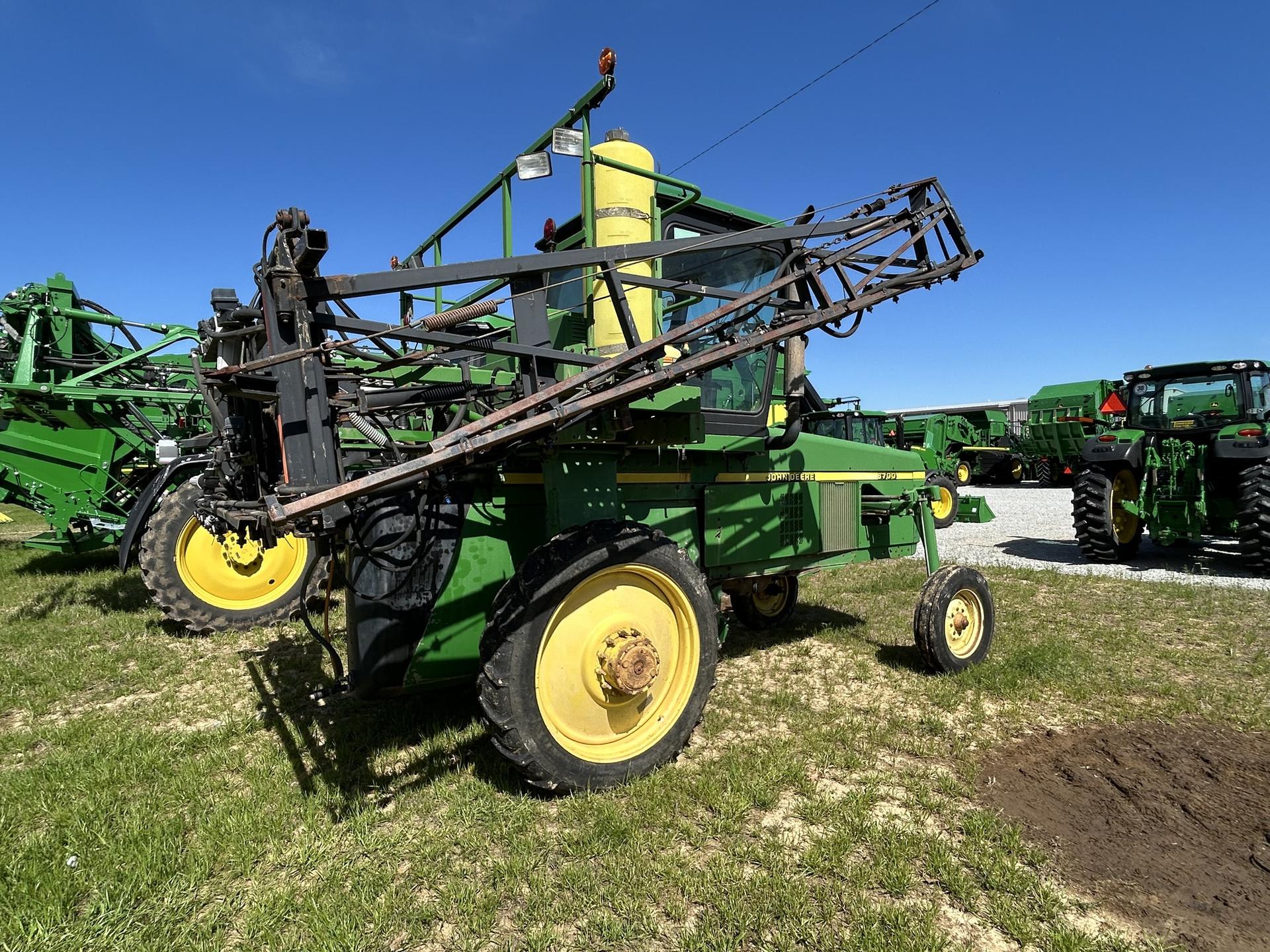2001 John Deere 6700 Image