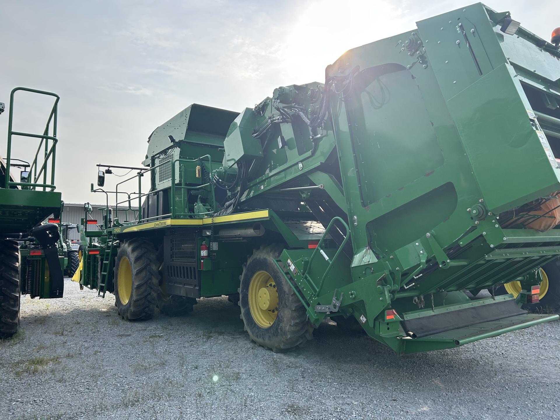 2015 John Deere CP690 Image