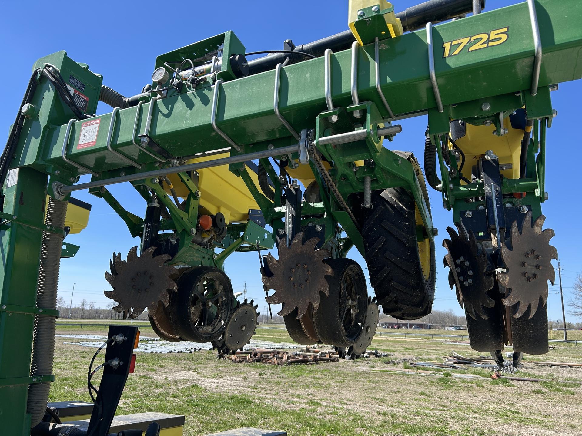 2023 John Deere 1725 Image