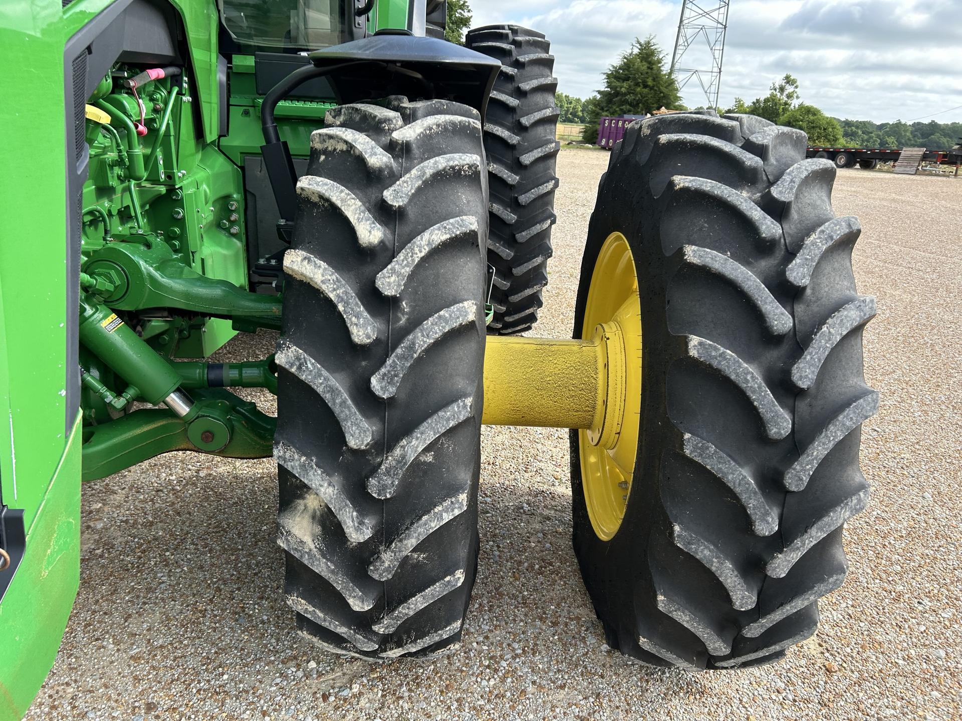 2022 John Deere 8R 230 Image
