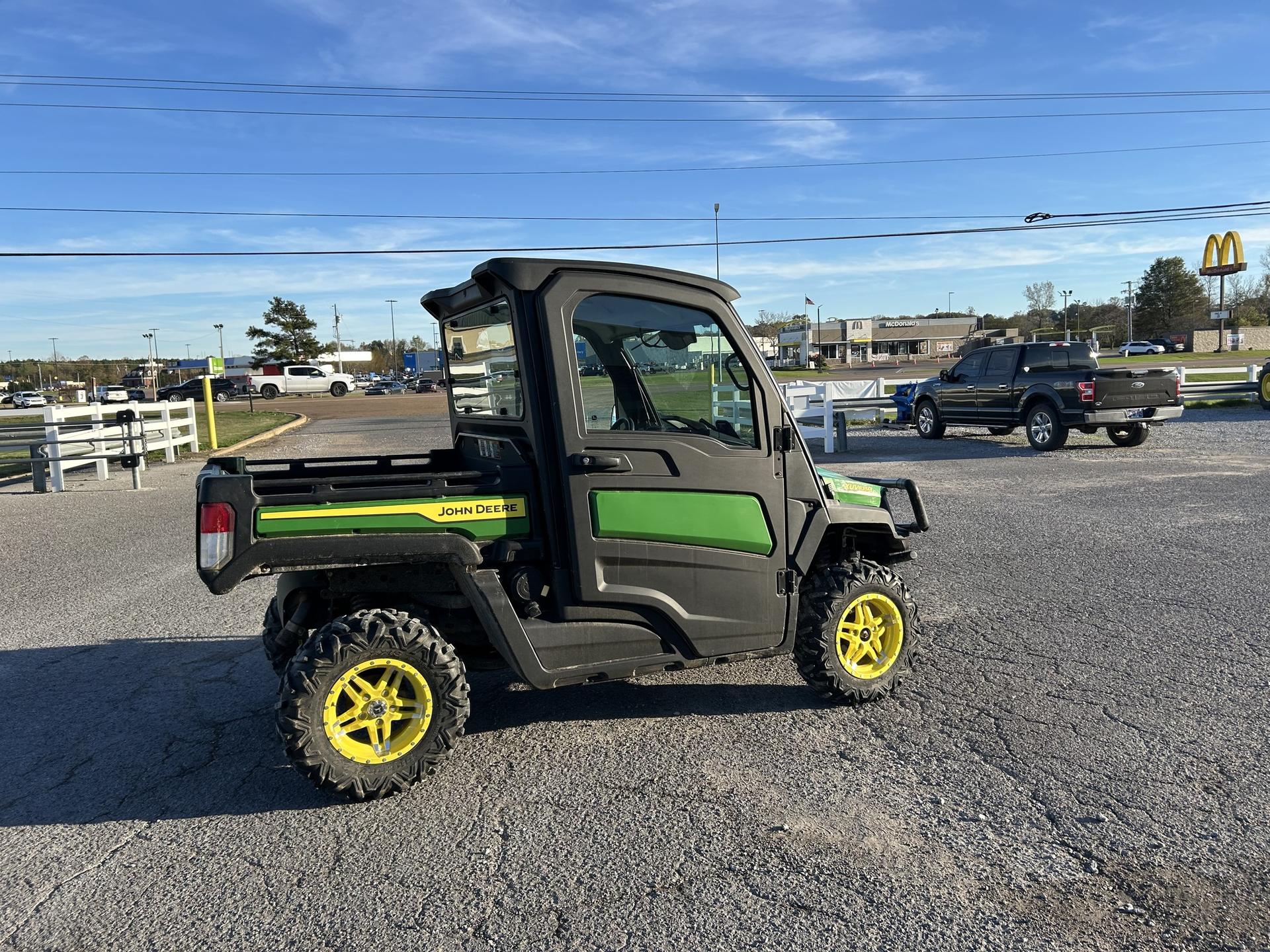 2023 John Deere XUV835M Image