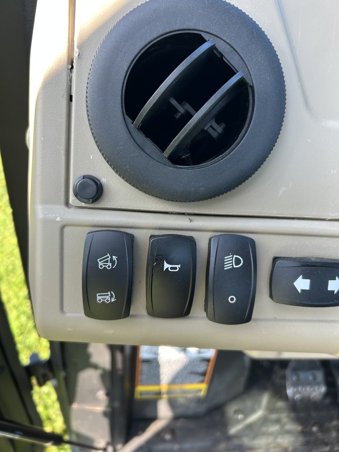 2024 John Deere 835R Image