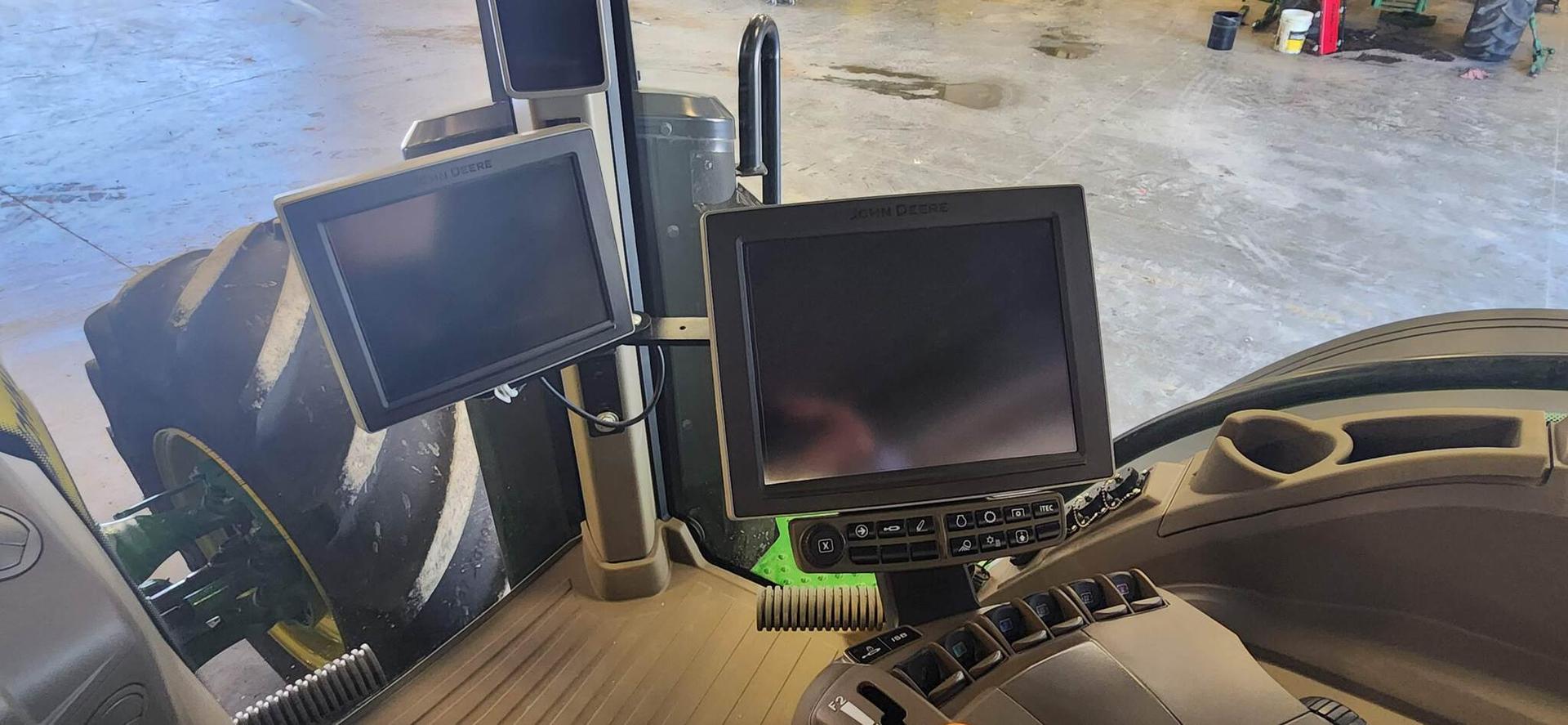 2022 John Deere 8R 340 Image