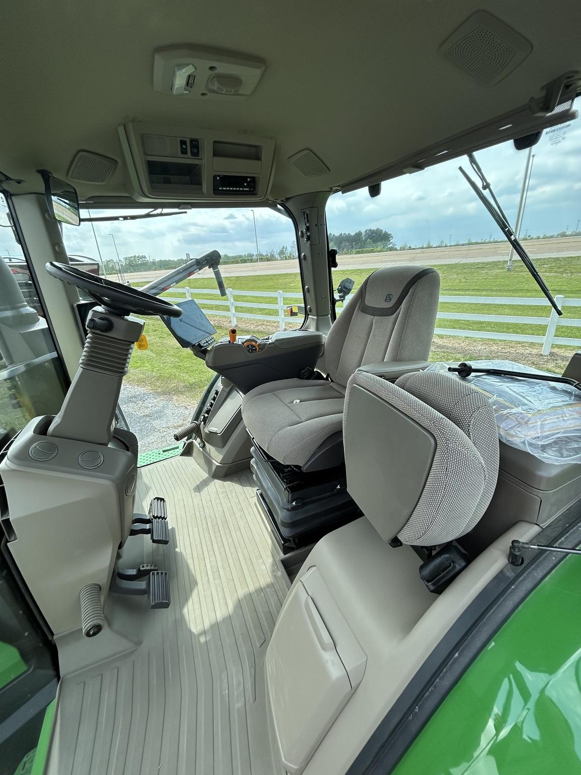 2024 John Deere 8R 370 Image