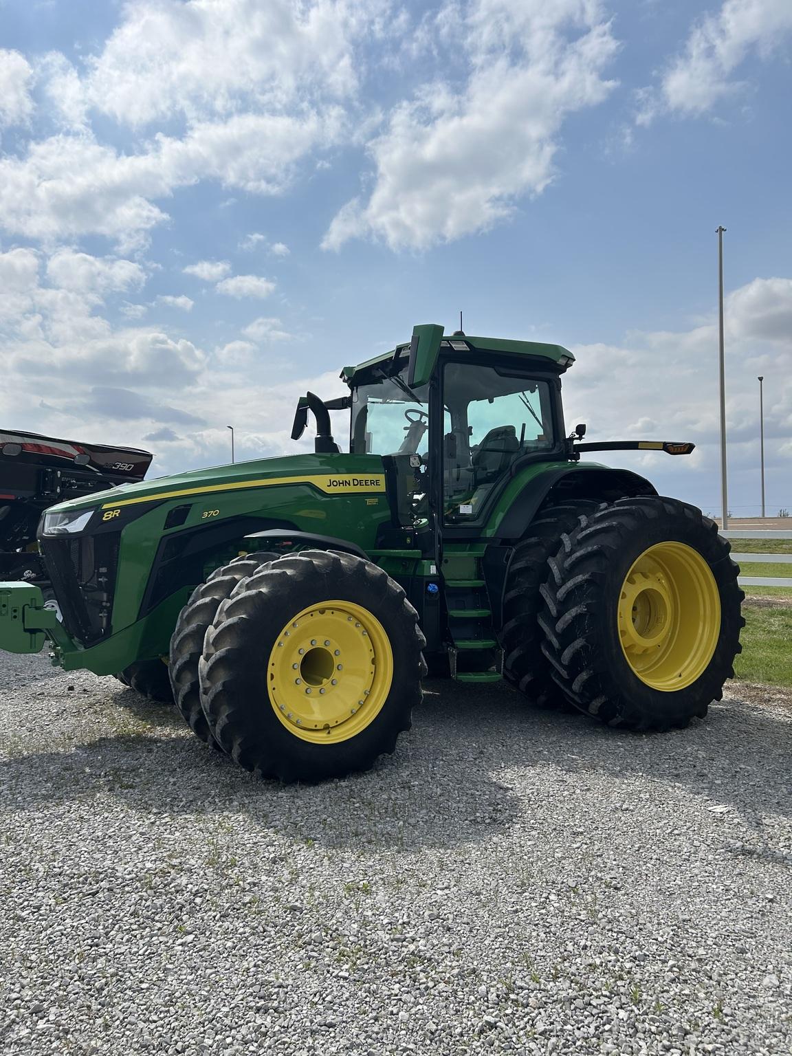 2024 John Deere 8R 370 Image