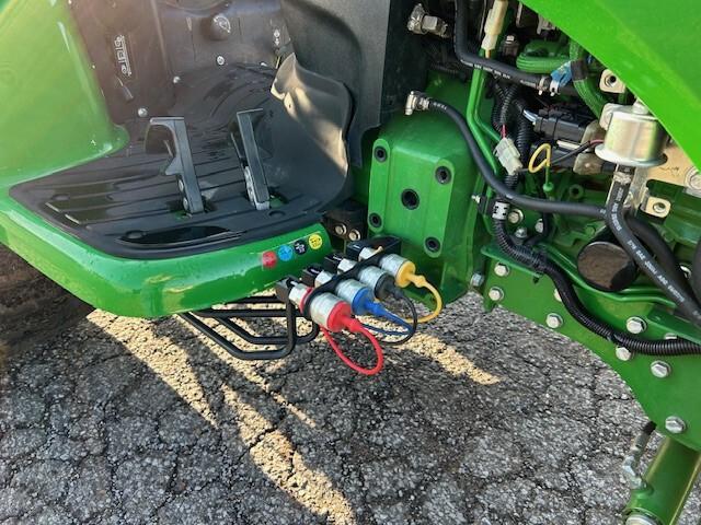 2016 John Deere 3033R Image