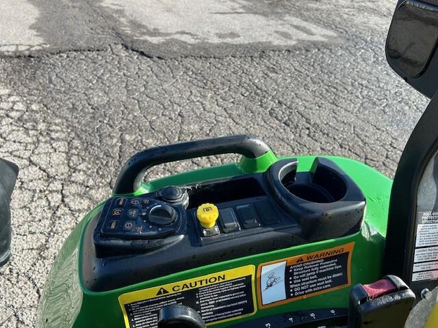 2016 John Deere 3033R Image