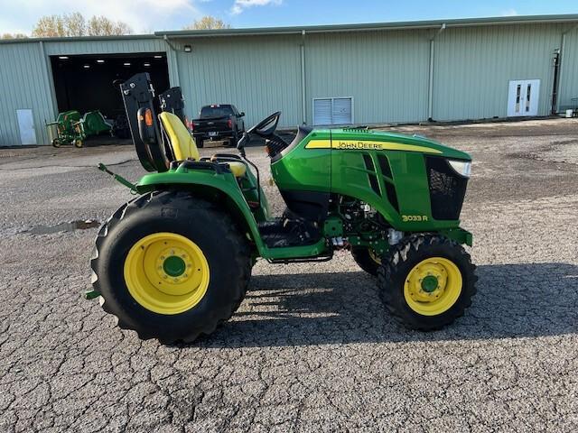 2016 John Deere 3033R Image