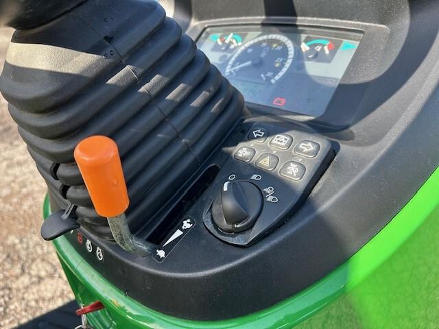2016 John Deere 3033R Image