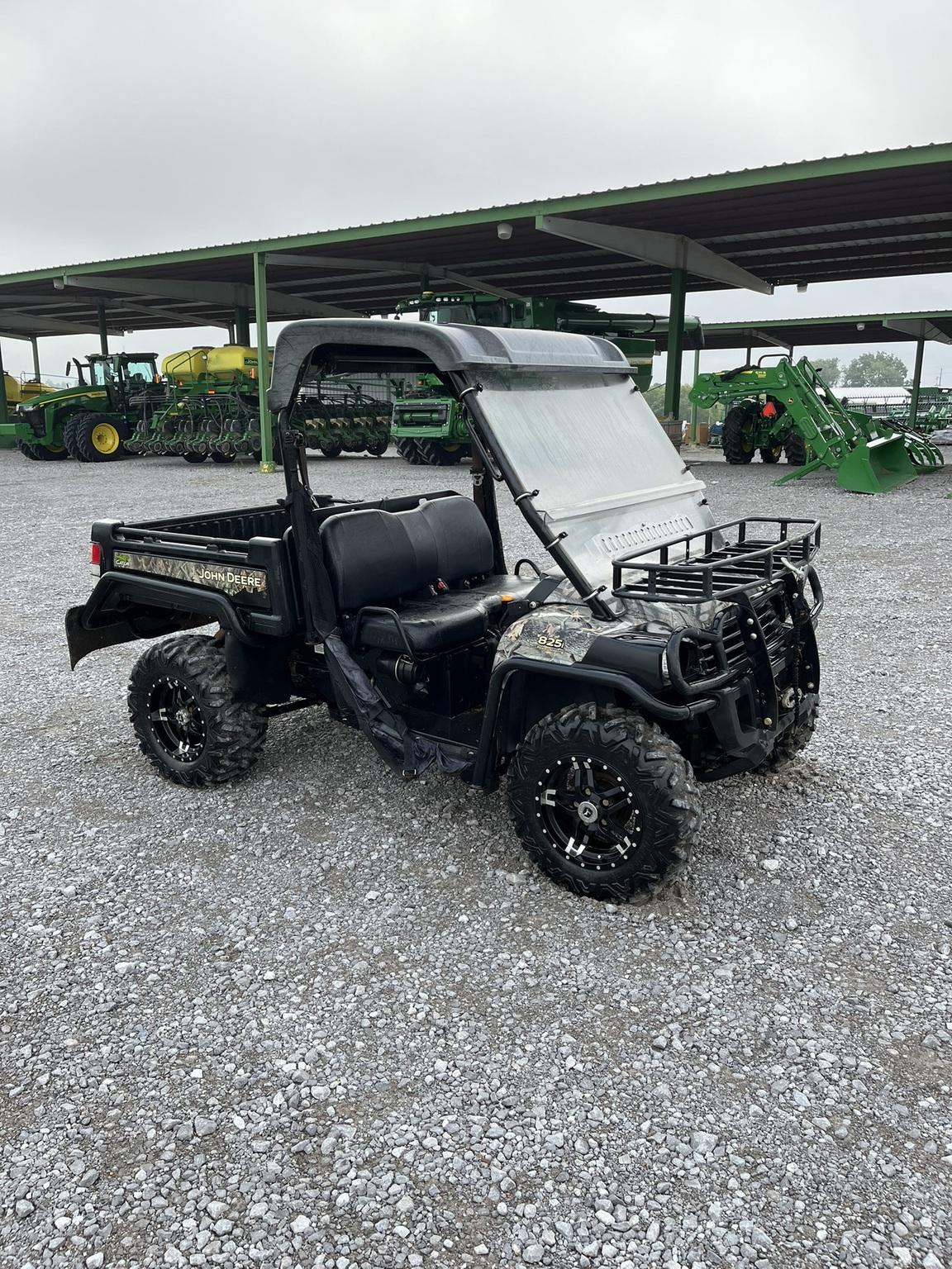 2017 John Deere 825i Image