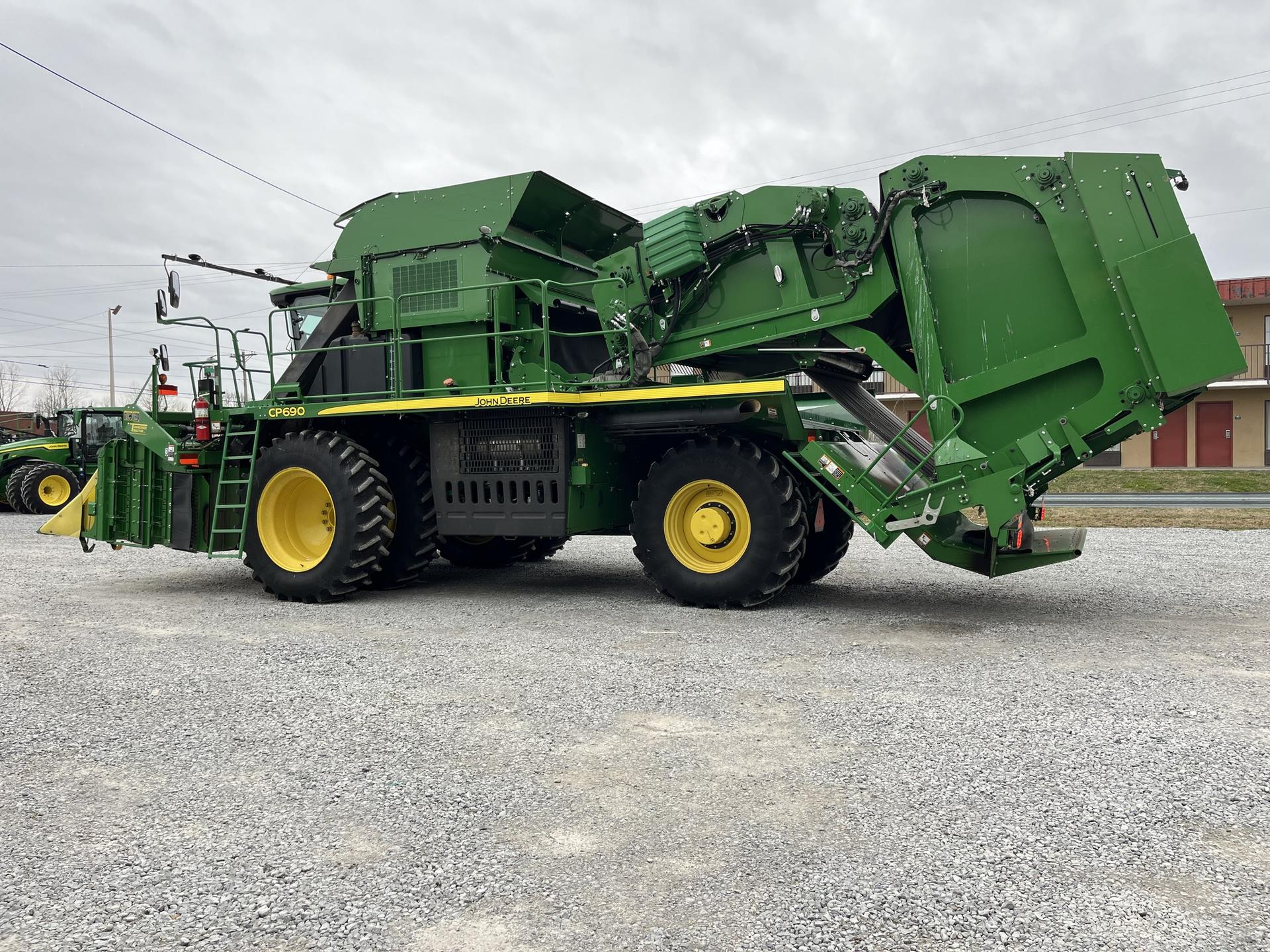 2021 John Deere CP690 Image