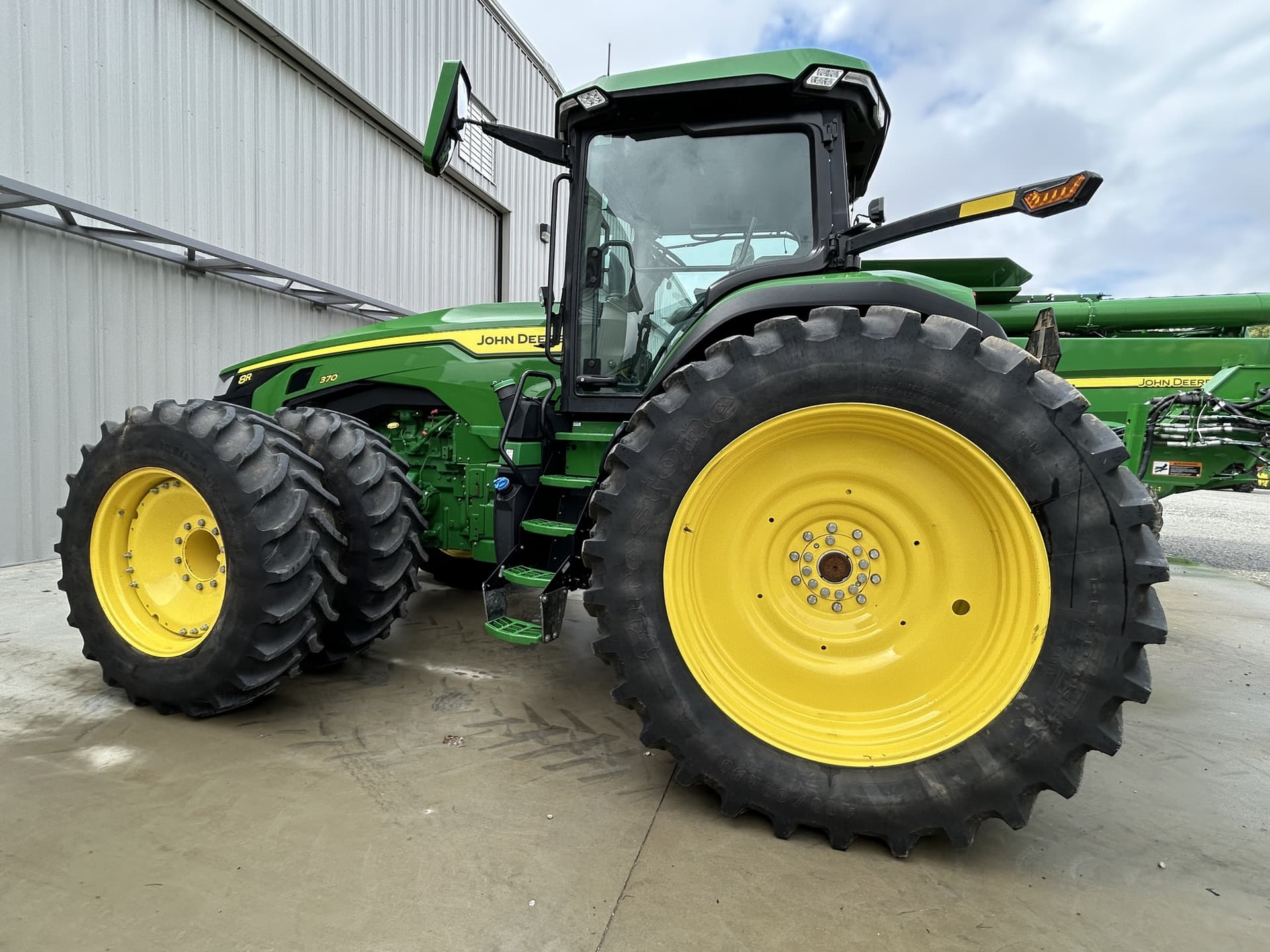 2022 John Deere 8R 370 Image