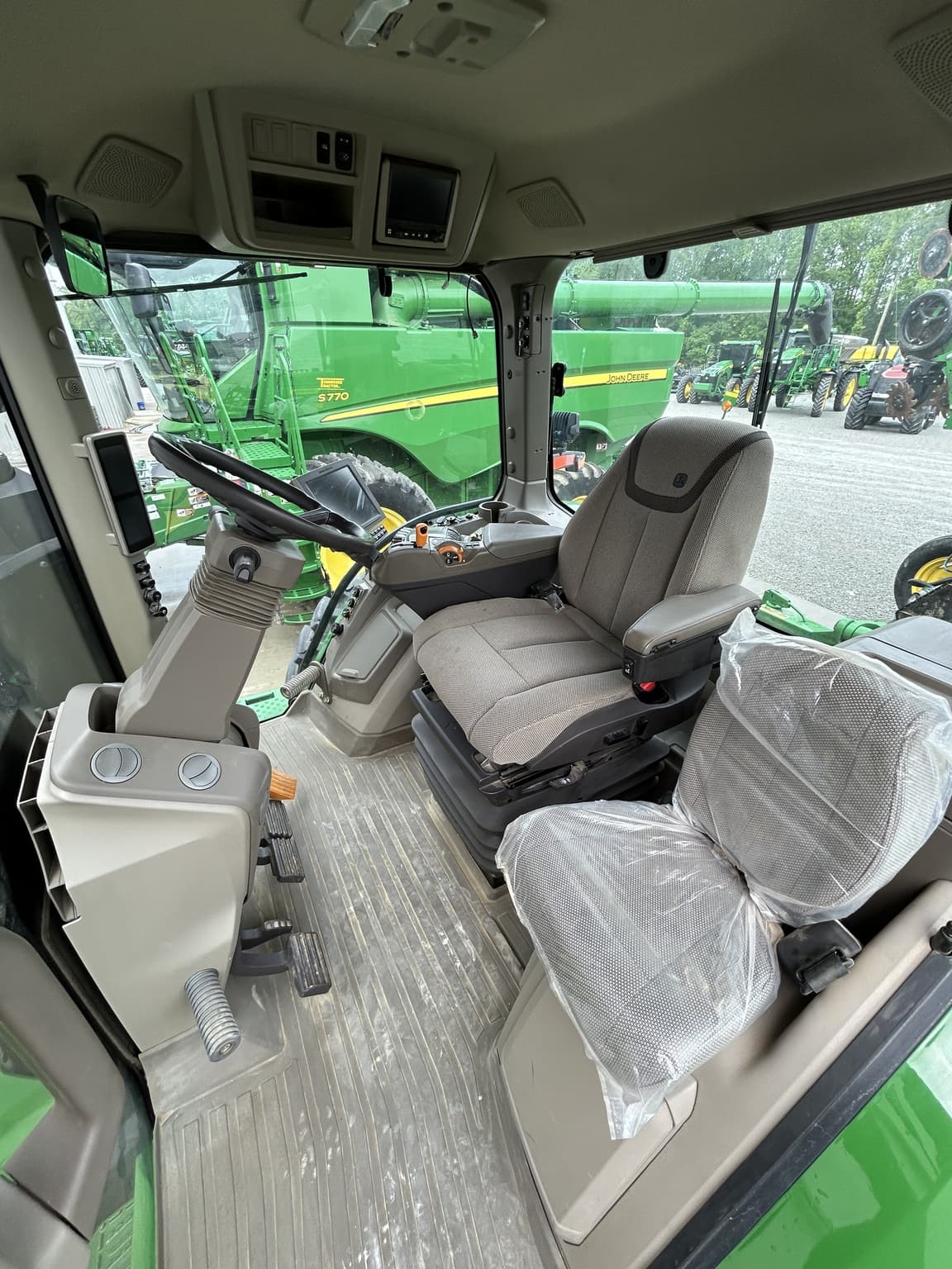 2022 John Deere 8R 370 Image