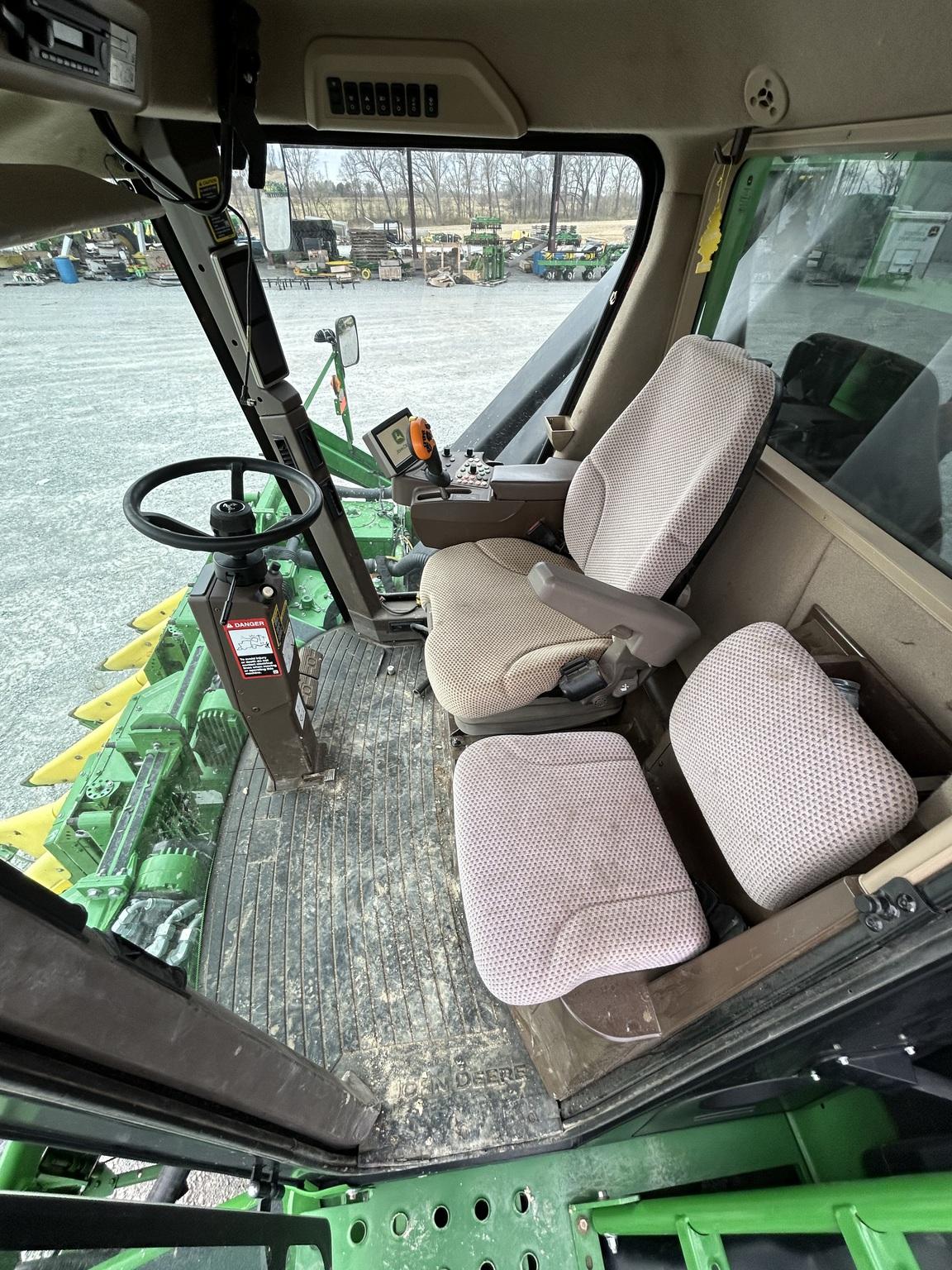 2021 John Deere CP690 Image
