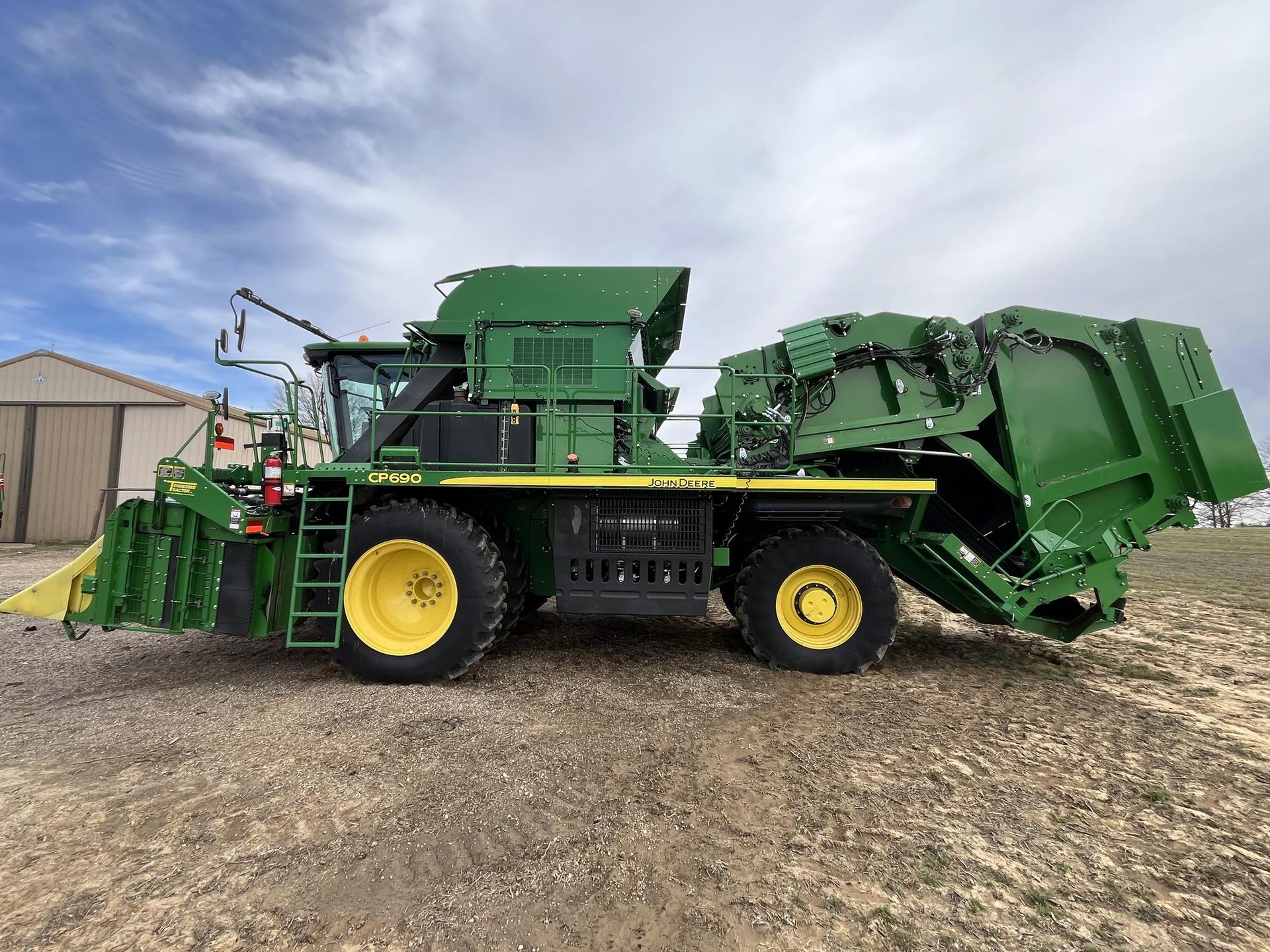 2021 John Deere CP690 Image