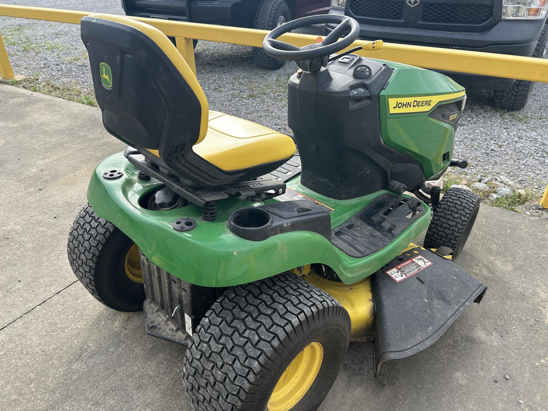 2022 John Deere S220 Image