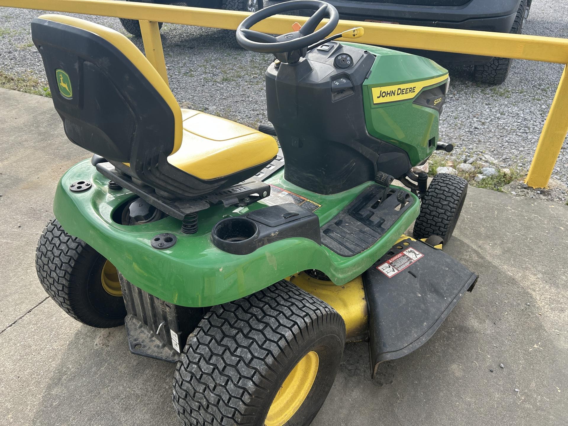 2022 John Deere S220 Image