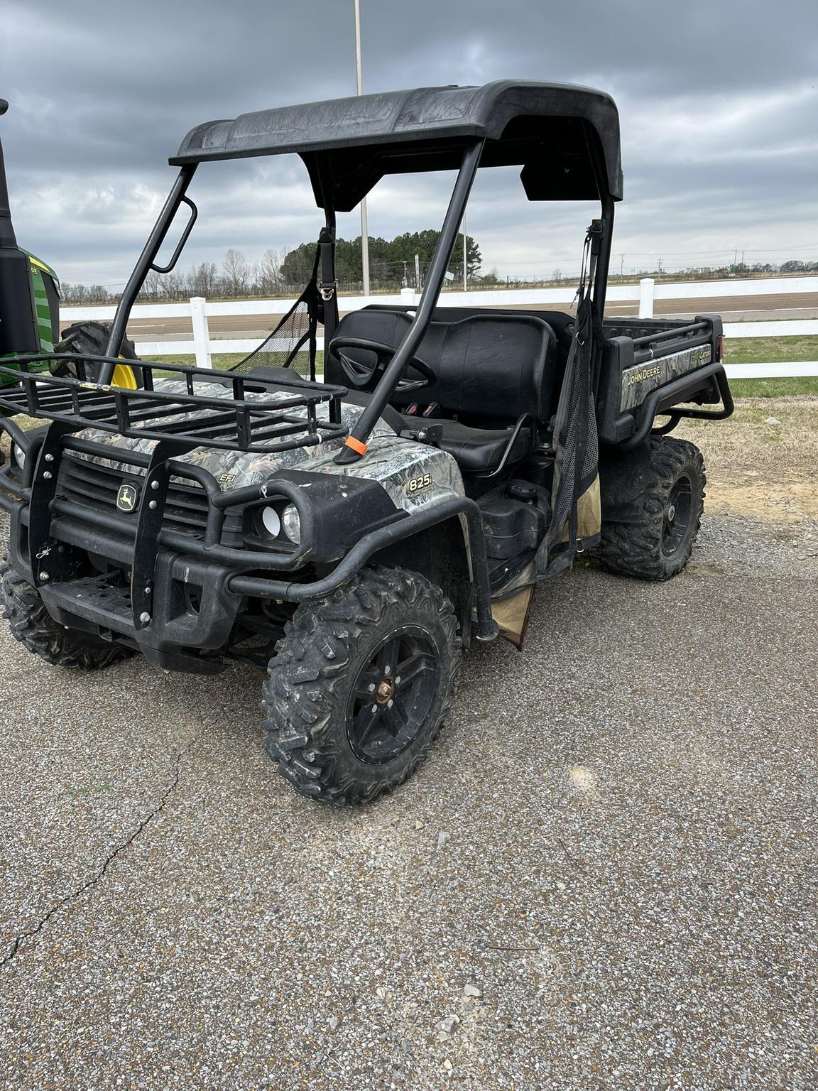 2016 John Deere 825i Image