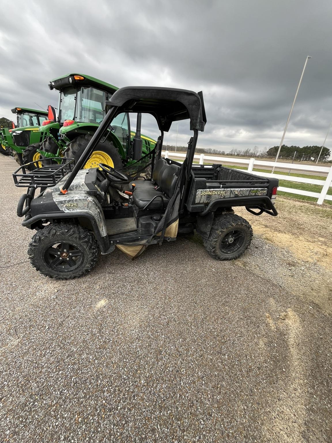 2016 John Deere 825i Image